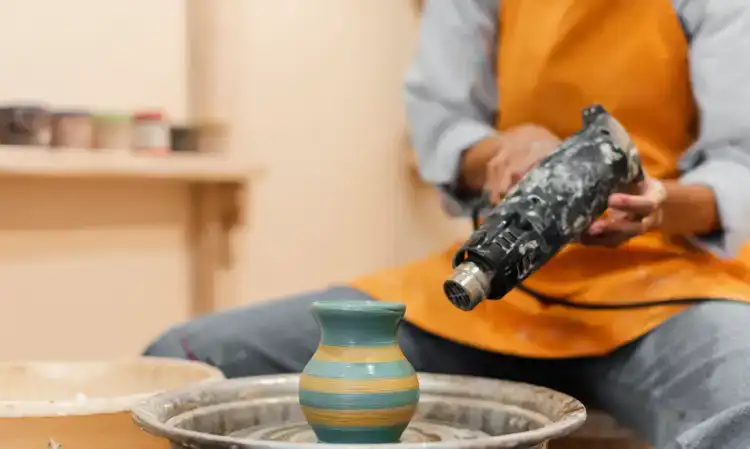 close-up-hands-with-pottery-device-1